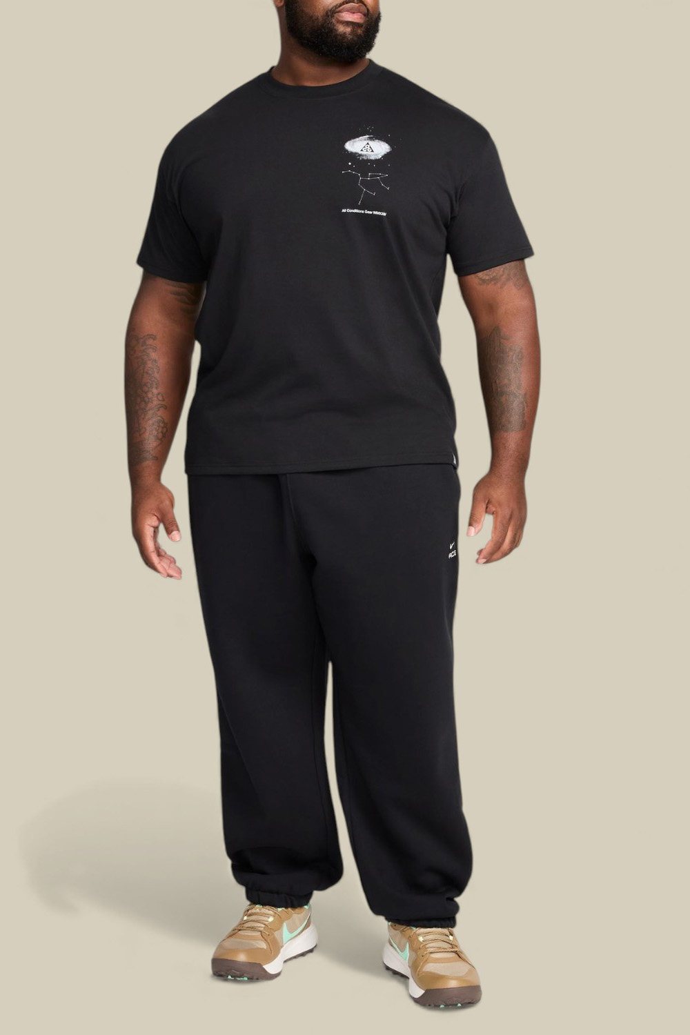 תמונת כל הלוק של מכנסי ג'וגר נייקי X איסיג'י